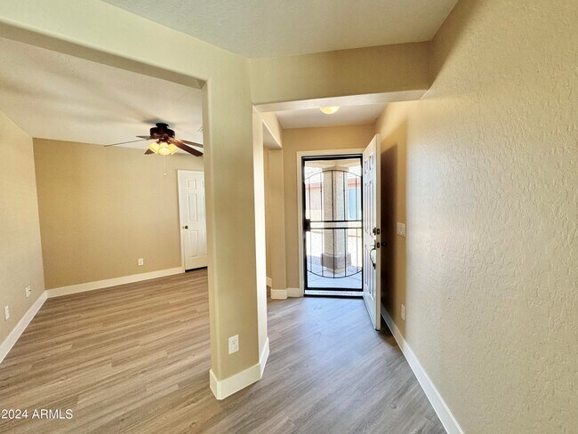 Foto del edificio - 999 W Desert Hills Dr