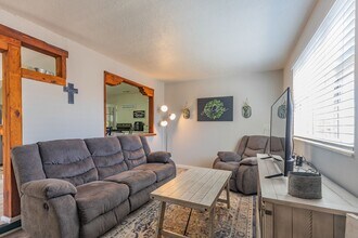 Building Photo - Super cute updated home!