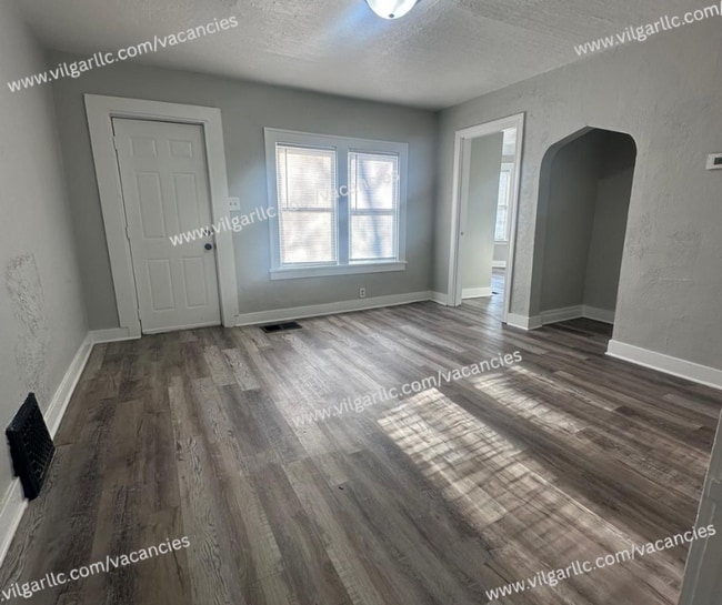 Foto del edificio - Step into comfort, convenience, and quality living in this conveniently designed 4-bedroom, 2-flo...