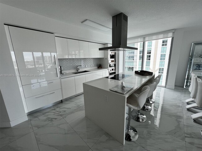 Foto del edificio - 330 Sunny Isles Blvd