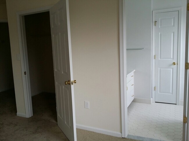 Building Photo - 1809 Ridgeview Court