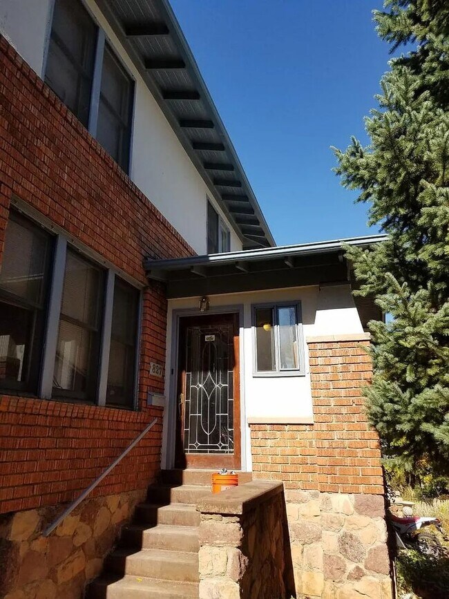 Foto del edificio - 3 Bedroom Home on the Hill - AVAILABLE NOW!