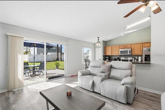 Foto del edificio - 24 Radcliffe Dr