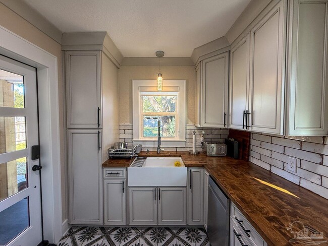 Building Photo - 224 N M St