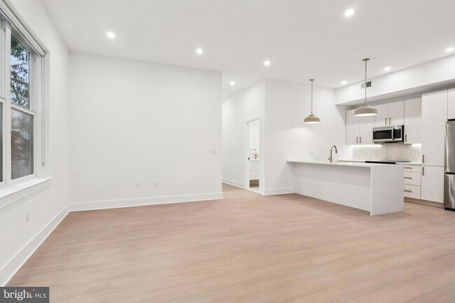 Foto del edificio - 30 W Allens Ln