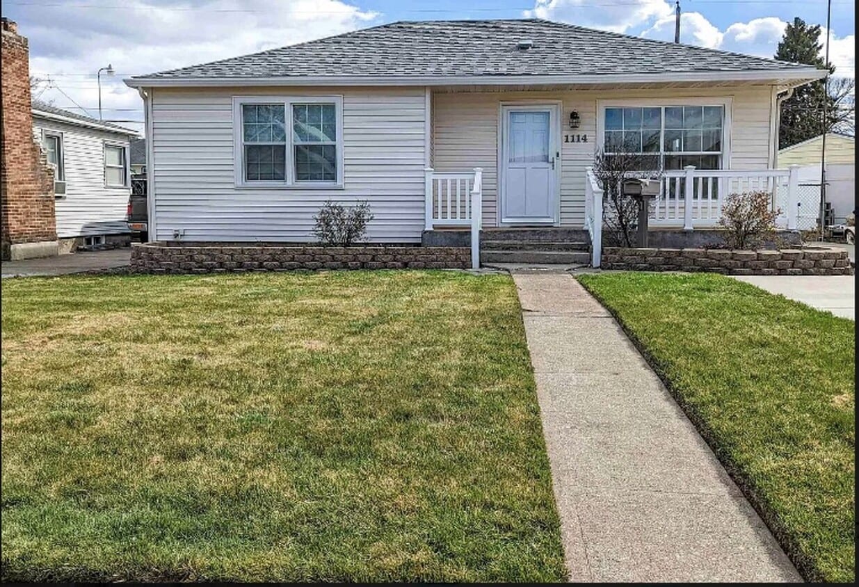 Primary Photo - Darling remodeled 4 bedroom house!!