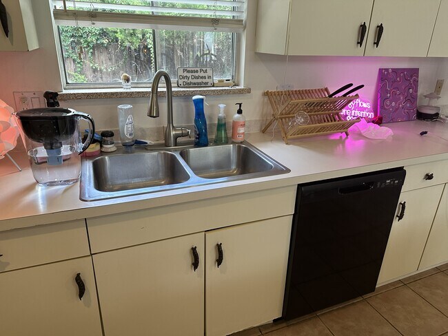 Foto del edificio - 2623 Sherwood Cir