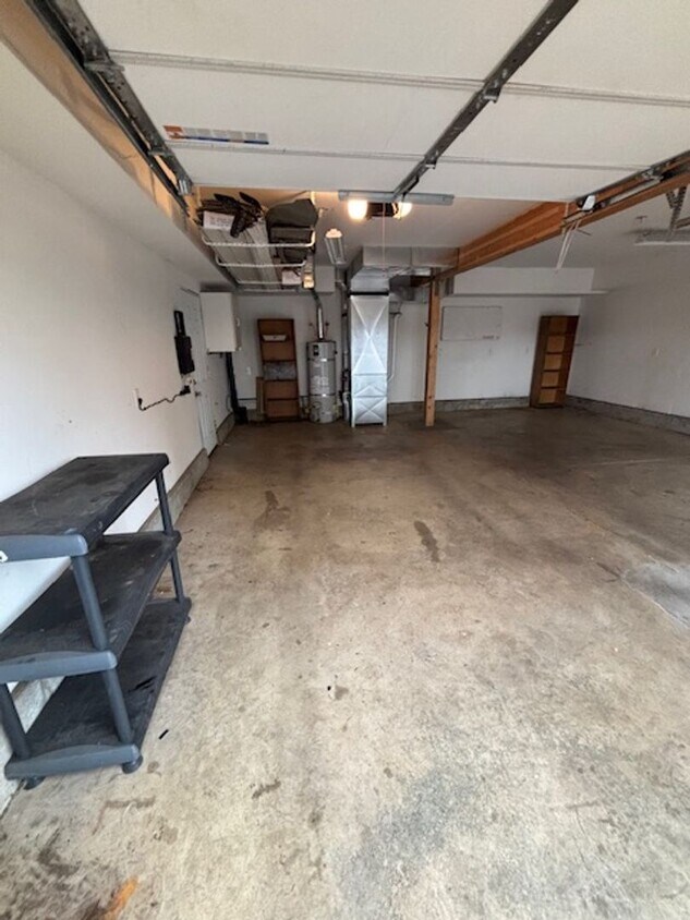 Foto del edificio - 1 Bedroom 1 Bath Apt. with huge garage in ...