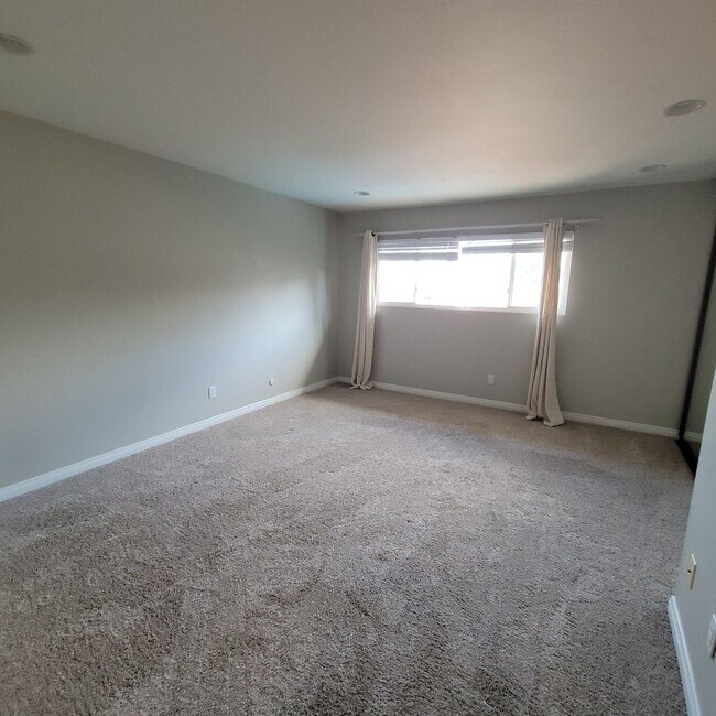 Building Photo - Coastal Condo for Rent in Del Mar – Beachside Living at Its Best