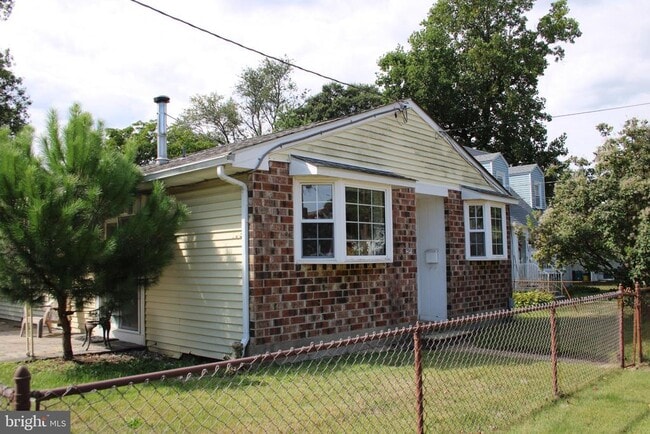 Building Photo - 402 W Evesham Rd
