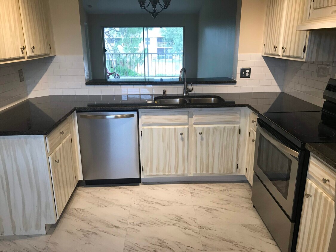 KITCHEN - 1302 Derbyshire Ct
