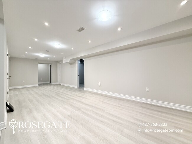 Photo du bâtiment - Spacious 2-Bedroom Basement Apartment with Parking & Free Rogers Internet