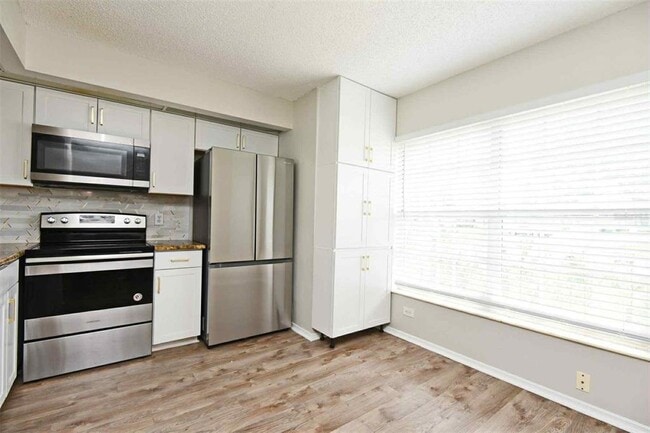 Building Photo - 14642 Laguna Beach Cir