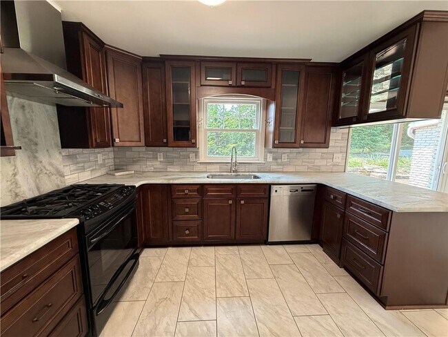 Building Photo - 800 Glenairy Dr NE