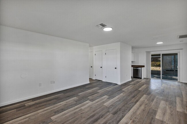 Foto del edificio - Charming 3-Bedroom Home with Porches in Eagle Lake