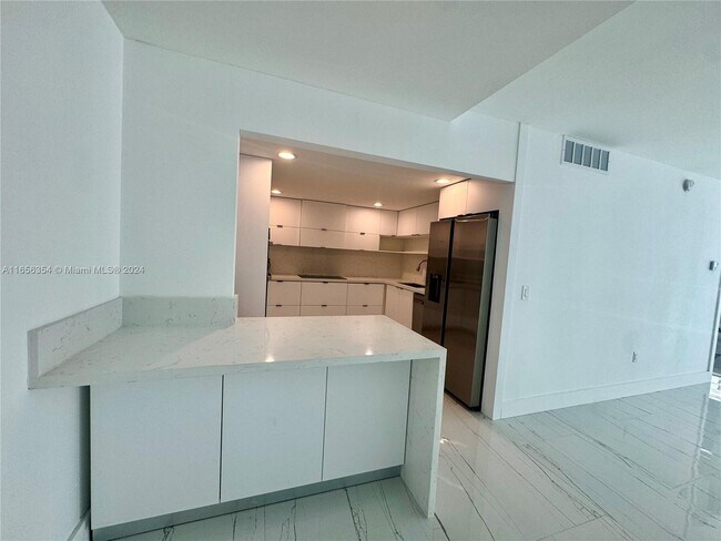 Foto del edificio - 9801 Collins Ave