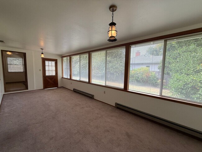 Building Photo - Spacious 3 bed 2 bath home available now!