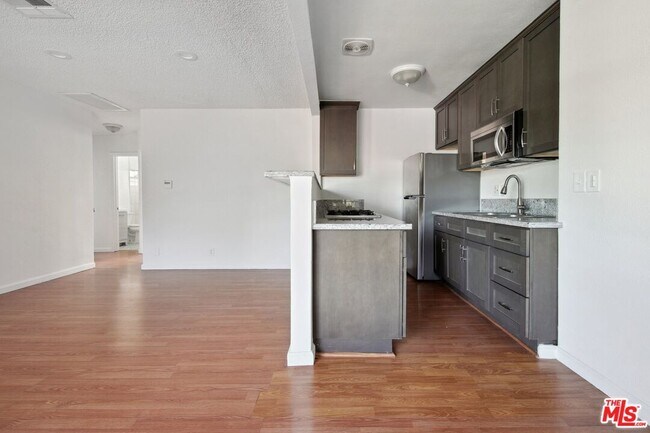 Foto del edificio - 6612 De Longpre Ave