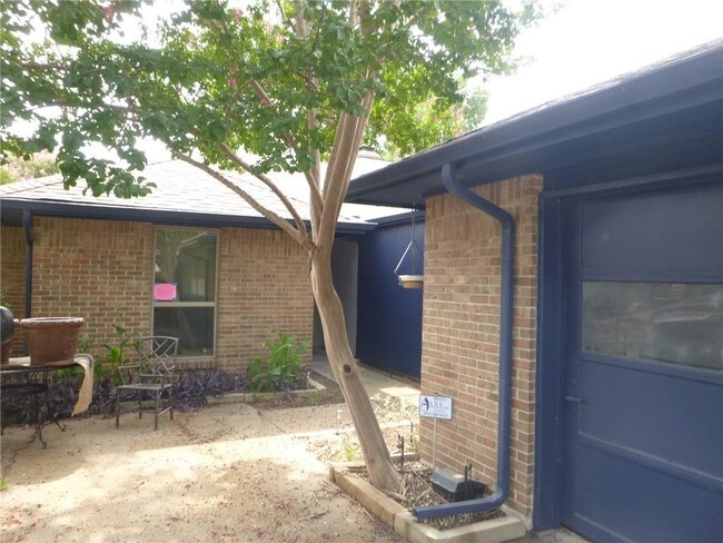 Building Photo - 3214 Foxboro Dr