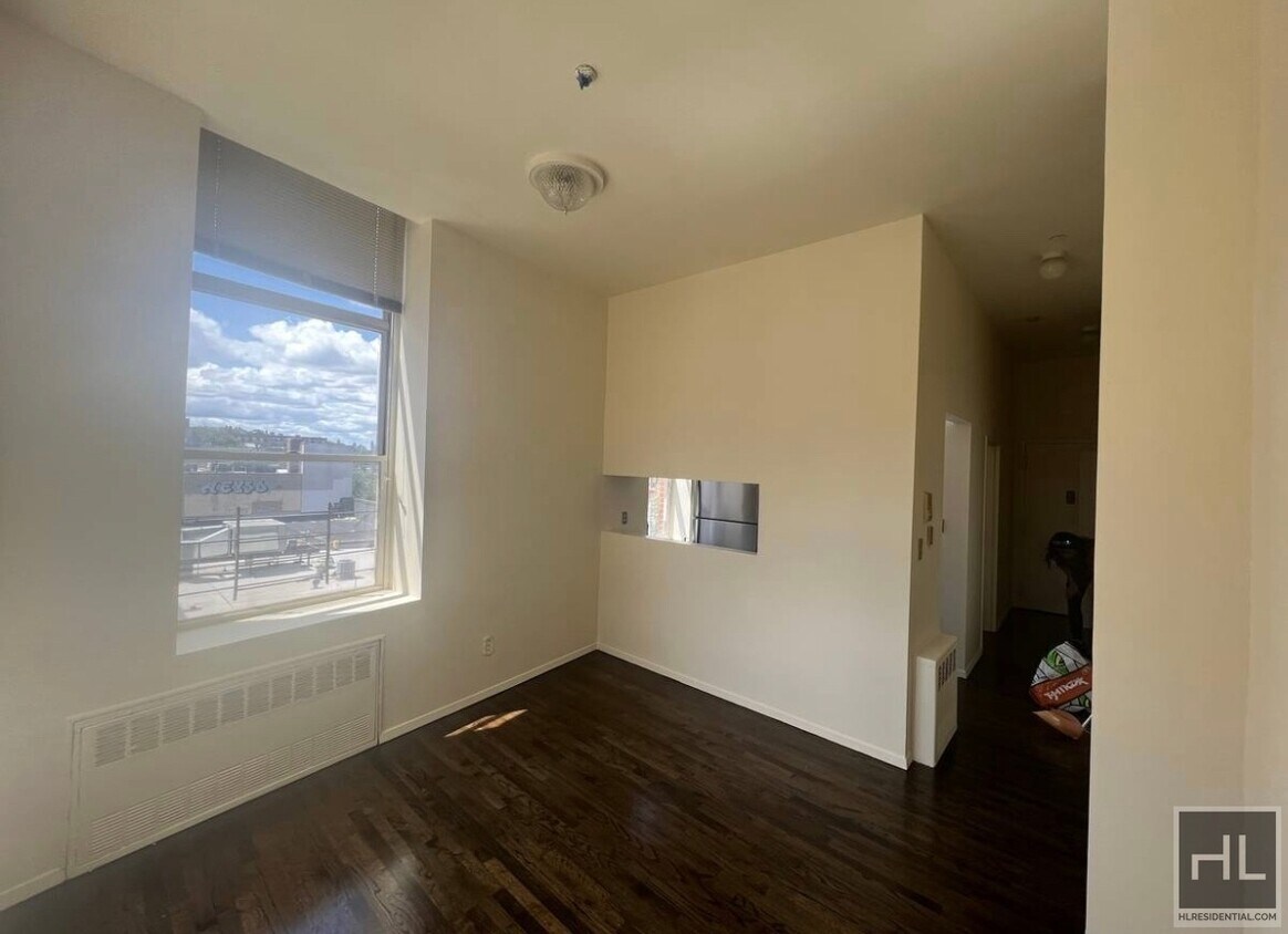 WOODSIDE AVENUE Room for Rent in Queens, NY