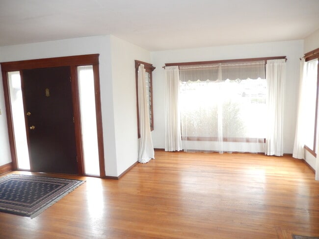 Building Photo - Centrally Located 2 Bed, 2 Bath House in N...