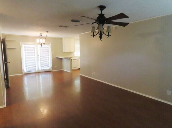 Building Photo - Cozy 3 Bedroom, 2 Bath Home w/Fenced Yard