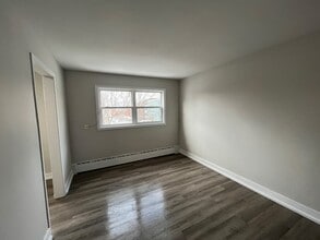 Building Photo - 89 Pinecrest Dr