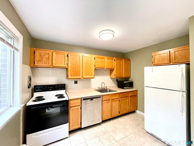 Foto del edificio - 244 New Britain Ave