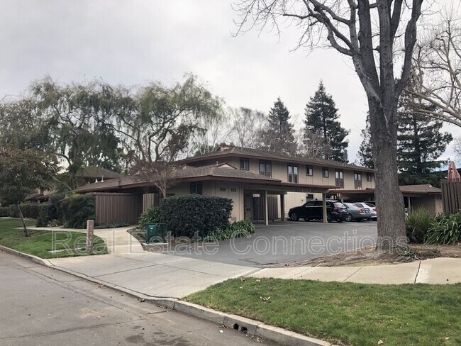 Building Photo - 215 Red Oak Dr W