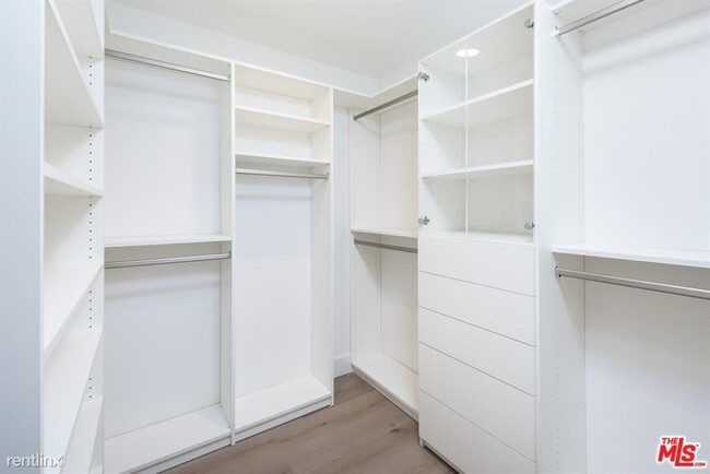 Building Photo - 4 br, 3.5 bath Townhome - 1990 Corinth Ave