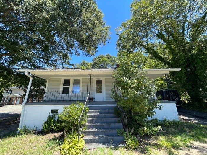 Primary Photo - 3 bedroom 1 bath house available