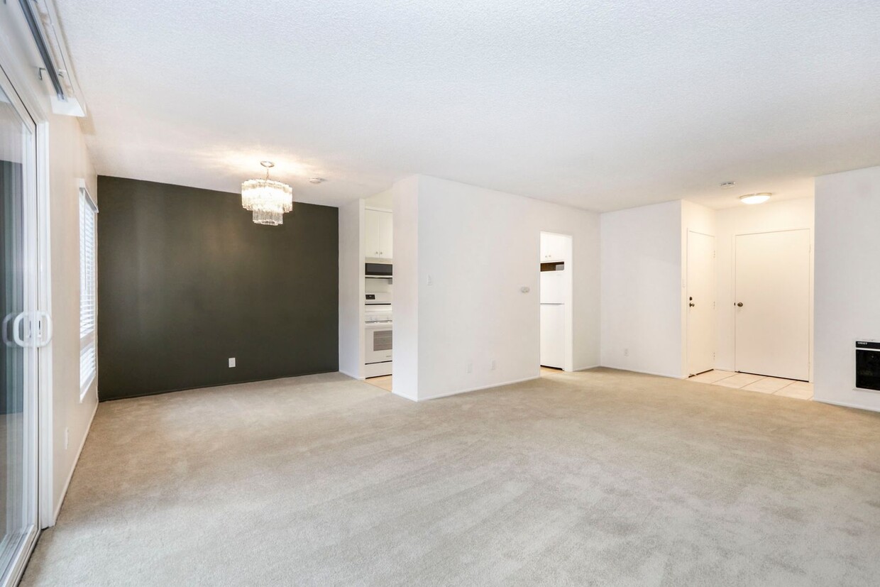 Foto principal - 1 Bed / 1 Bath ground floor condo in beaut...