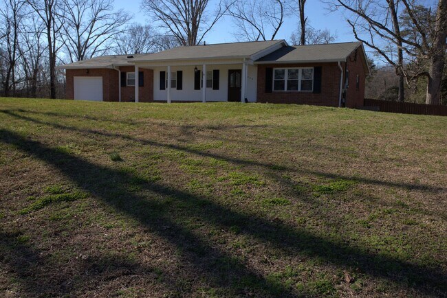 Building Photo - 3 Bedroom / 2 Bath Home for Rent – South Knoxville - Ideal for students! Close to campus!