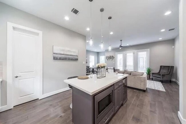 Building Photo - 1329 Buescher Dr