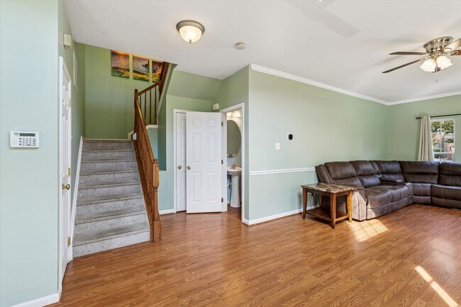 Building Photo - 3B/2.5B End Unit Townhome in Penns Manor A...