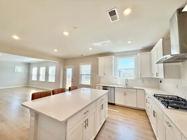 Building Photo - Luxurious 5BD, 4.5BA Holly Springs Home in an HOA Community with Resort-Style Amenities near Down...