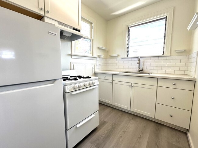 Foto del edificio - University Heights -Huge 1 Bedroom with Bonus Room/Bedroom and AC in Charming Vintage Building