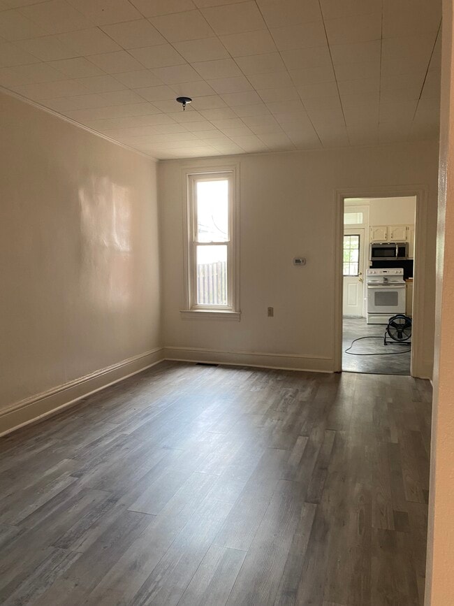 Dining room - 1039 W Poplar St