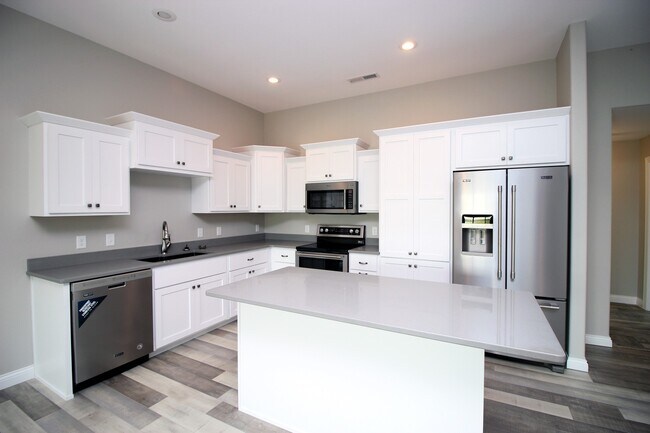 Foto del edificio - 2 Bed | 2 Bath | 3 Stall Garage | Patio Tw...