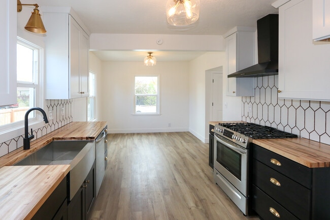 Building Photo - 1058 S Roberta St