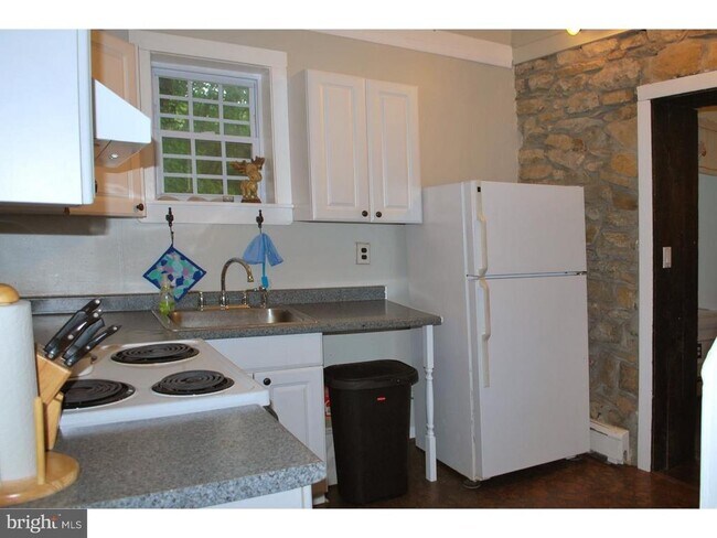 Building Photo - 890 Bondsville Rd