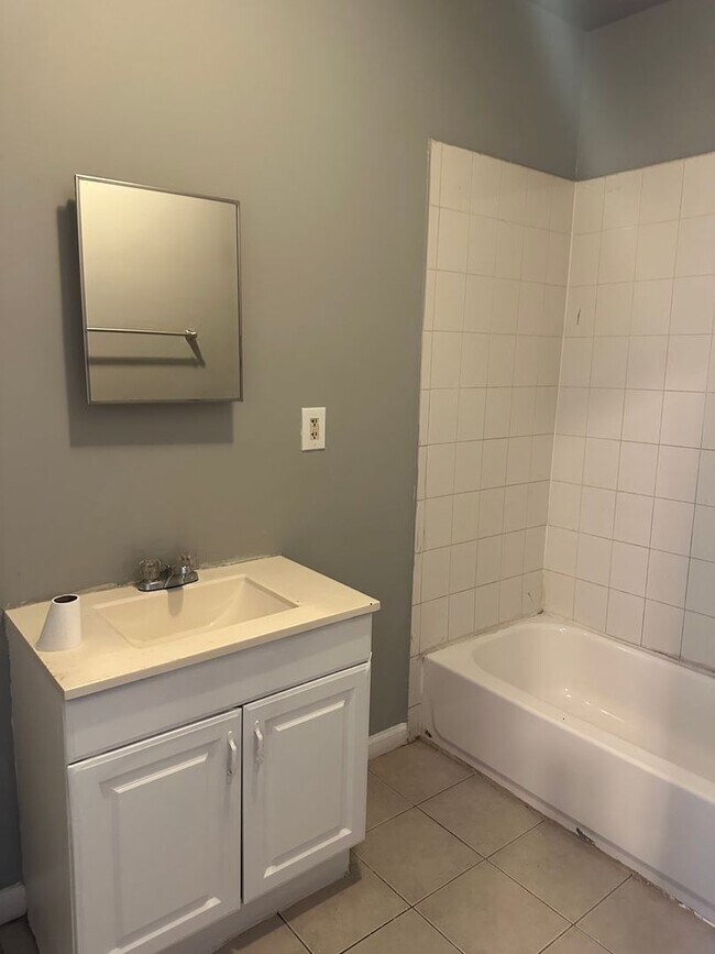 Building Photo - Spacious Home for Rent! W/D! Close to JHU, KKI and Public Trabsportation!