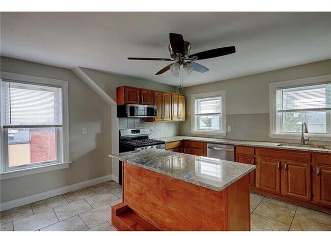 Foto del edificio - 64 Lyon Ave