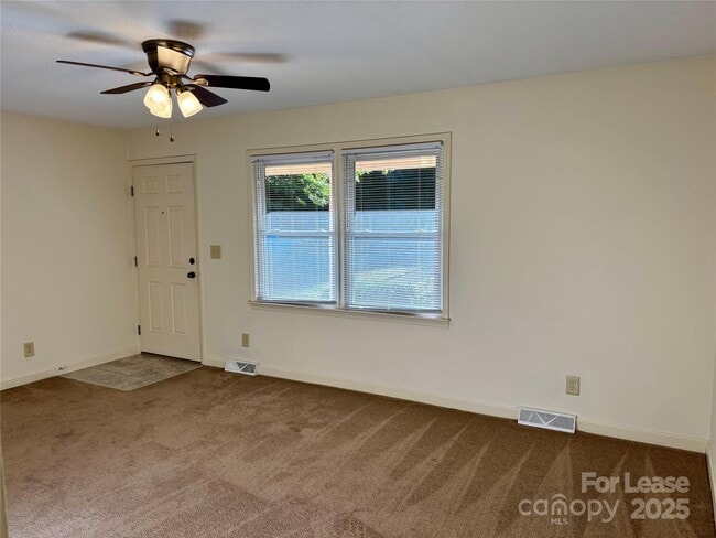 Building Photo - 124 Hillcrest Dr