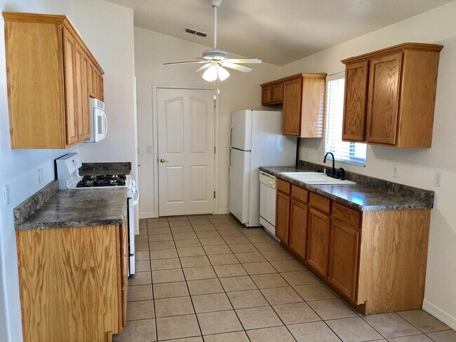 Foto del edificio - 3 Bedroom 2 Bath Home near Hualapai School!