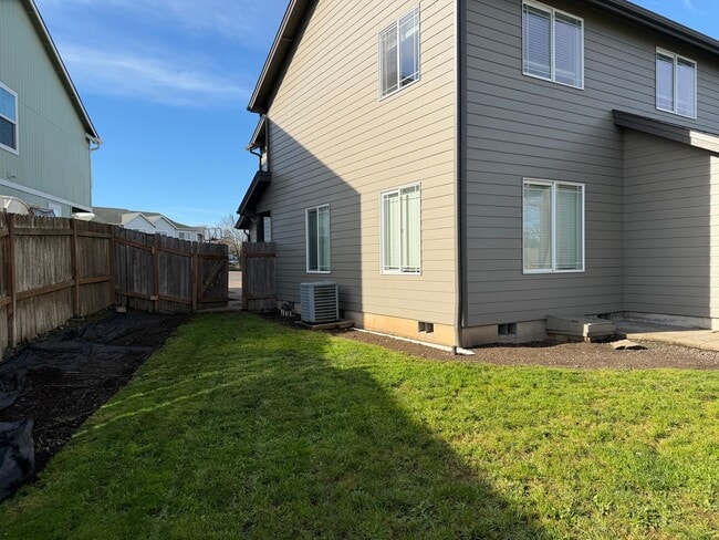 Building Photo - Newer 3 bedrooms 2.5 bathroom townhouse! MOVE IN SPECIAL!
