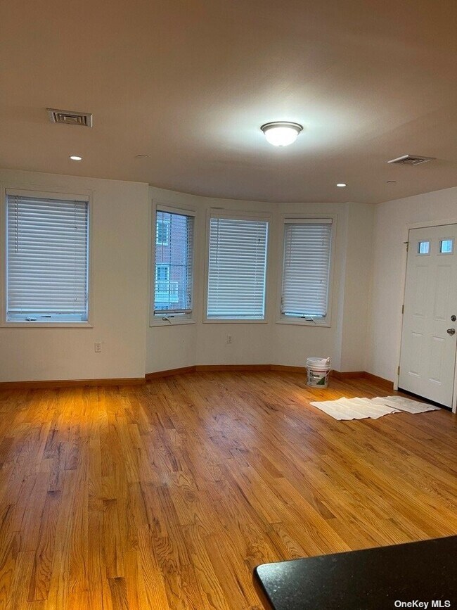 Building Photo - 3-xx Soundview Ln