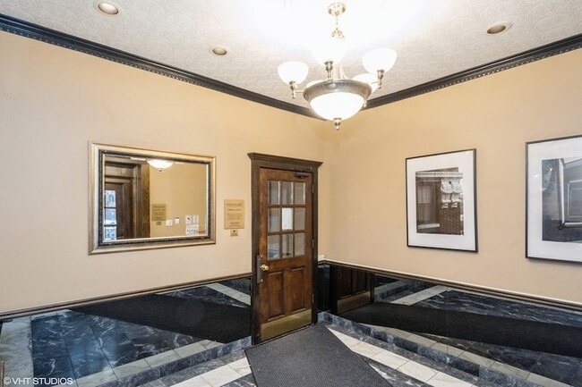 Photo - 647 W Sheridan Rd Apartment