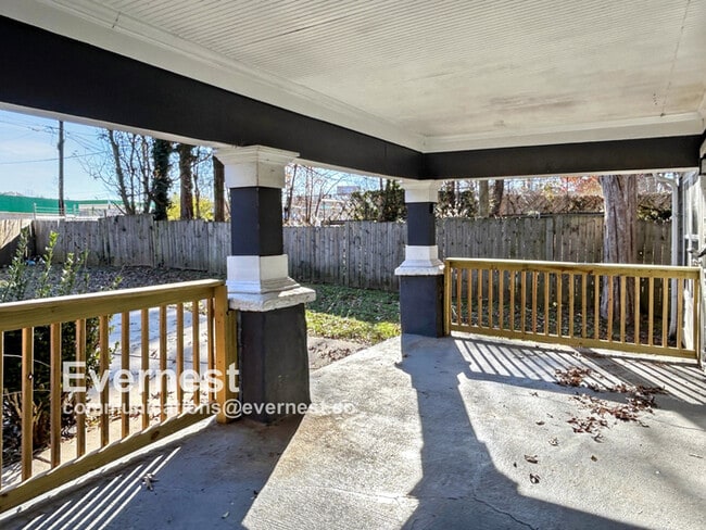 Foto del edificio - 1214 Bolton Rd NW
