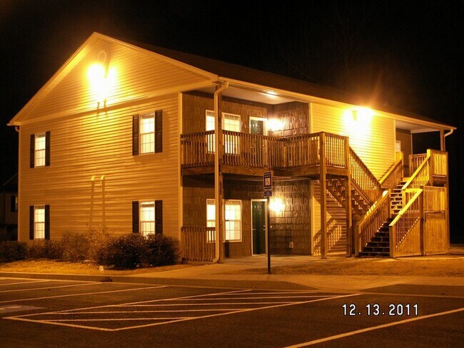 Building Photo - 7600 Courtyard Dr